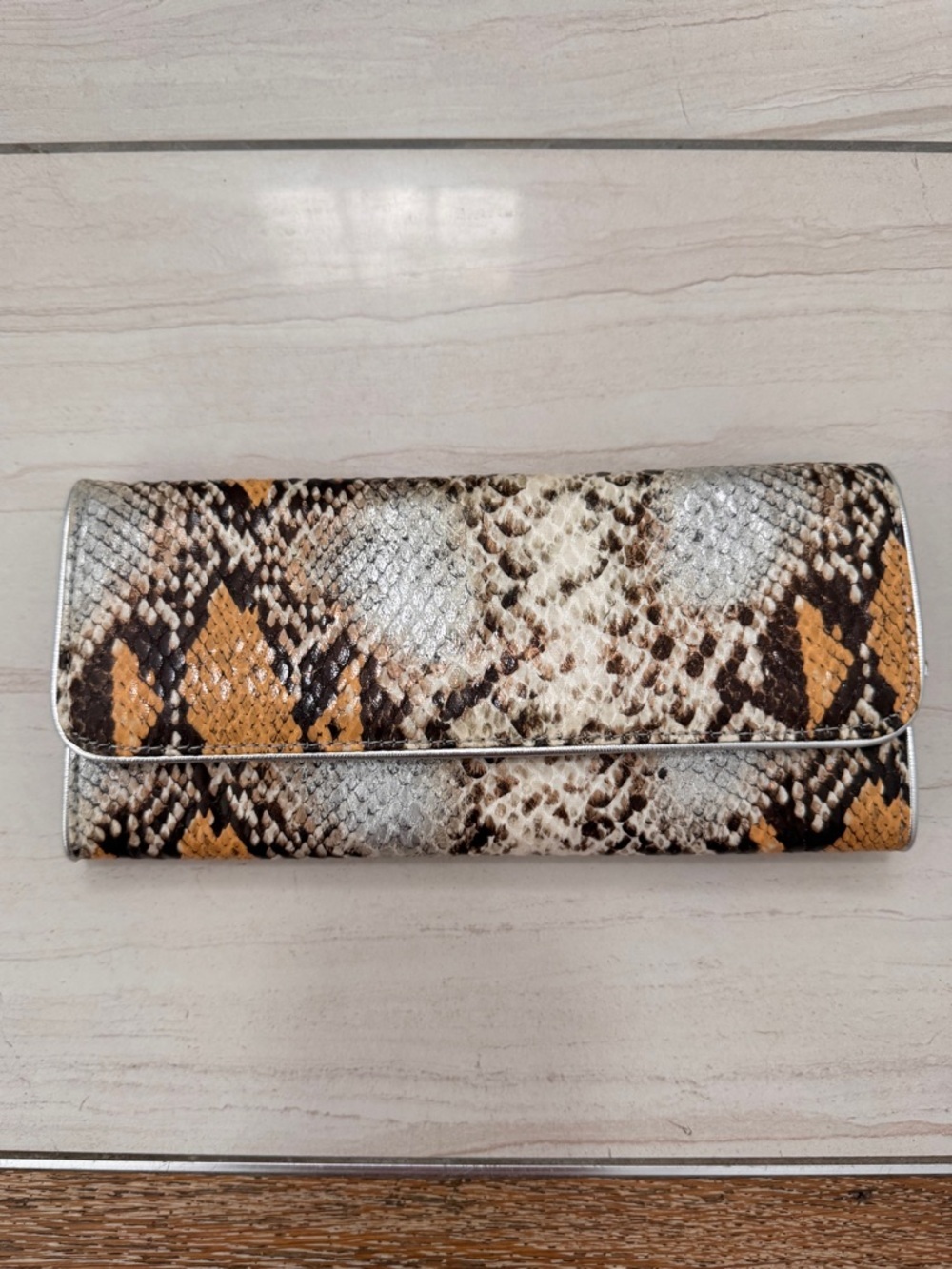 Steve Madden Silver Logo Plate Snake Print Wallet Tan & Brown - Picture 13 of 13